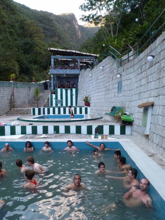 Relaxando os músculos na concorrida piscina de águas termais de Aguas Calientes, no Peru